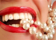 Dentální šperky: Vkusný nebo nevkusný trend?